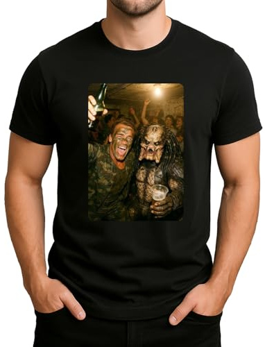 Arnold Schwarzenegger feiert mit Predator – Kult Action-Horror Szene mit Party, Bier und 80er Film Ikonen Herren T-Shirt