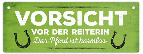 Metallschild mit Spruch: Vorsicht vor der Reiterin das Pferd ist harmlos