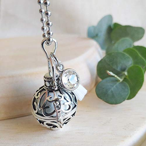 Engelsrufer aus Silber mit Kugelkette, Arabesken und Shuttle-Käfig, weiße Kugel, weißer Strass, Modell Reaksa