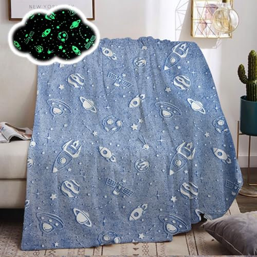 AVJWWD Kuscheldecke Kinder Decke Leuchtet im Dunkeln Grau Leuchtende Flanelldecke mit Sterne Monde Rakete Luftschiffe Muster Weiche Bett-Decke Kinderdecke Sofadecke für Mädchen (Space B, 150x200cm)