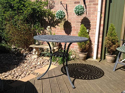 Lazy Susan 88 cm Runder Mia Gartentisch in Schiefergrau mit 2 Kate Stühlen mit blauen Sitzkissen | Nachhaltiges Sandguss-Aluminium | Wetterfest | Rostfrei | Wartungsarm | 3 Jahre Garantie
