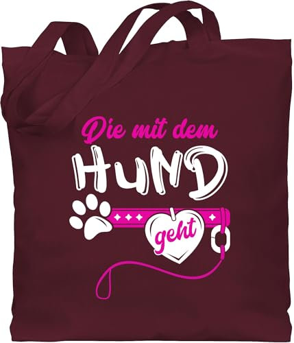Shirtracer Baumwolltasche - für Hundebesitzer - Die mit dem Hund geht I Hundemama Hundebesitzerin Hundetrainerin Geschenk - Unisize - Bordeauxrot - geschenke dog lover bag hundefan gassi beutel