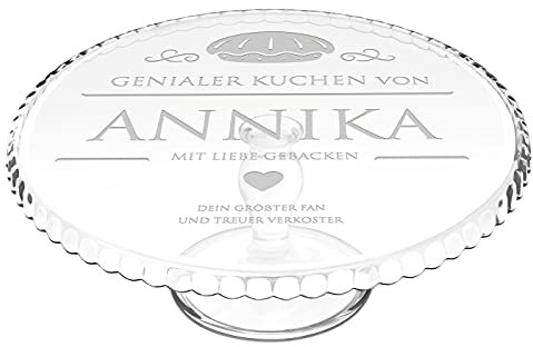 Maverton Tortenplatte mit Gravur - personalisiert - Kuchenständer mit Fuß - Geschenkidee für Hobbybäckerin & Naschkatze - Geburtstagsgeschenk für Frauen - Sandkuchen