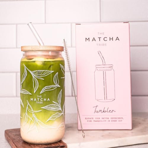 The Matcha Tribe Vaso de vidrio de borosilicato con tapa de bambú y popote de vidrio. Sin BPA, reutilizable, resistente al calor, vaso en forma de lata de 16 onzas. Gran regalo para los amantes del