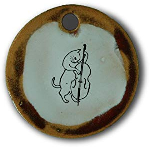 Schöner Keramik-Anhänger „Cello“ in rot marmoriert; Schmuck Kette Kettenanhänger Geschenk Kunsthandwerk Keramik rund Talisman Halskette Aufmerksamkeit Mitbringsel individuell