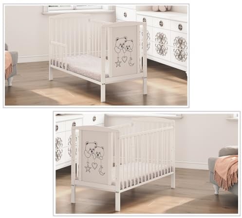 Generisch Babybett mit Matratze 60x120 cm – Gitterbett – Modell Zwei Bären – Weiß – Umbaubar zum Kinderbett – 3-Fach höhenverstellbar – herausnehmbare Sprossen