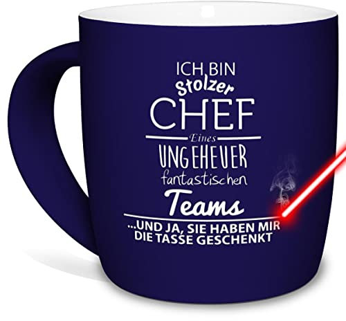Tasse mit Gravur und Spruch - Stolzer Chef eines fantastischen Teams - Geschenk für den besten Chef, Chef Tasse, Keramik außen gummiert, Blau, 300 ml I Lasergravur