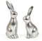 Logbuch-Verlag Osterhase Deko-Figuren, 2er Set: Silberne Osterhasen-Figuren, Moderne Osterdeko aus Keramik, Edle Deko-Hasen für Tisch, Kommode & Fensterbank, Indoor, 14 cm & 16 cm