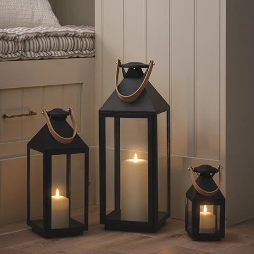 Lights4fun 3er Set Brixham Metall-Laternen mit Ledergriffen & LED TruGlow® Kerzen | Batteriebetrieben | mit Fernbedienung & Timer | Wetterfeste Deko für Innen & Außen | Schwarz & Cognacfarben