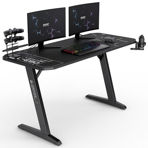 SENSE7 Scrivania Nomad Cybernetic, tavolo gaming 140x60 con gancio per cuffie, porta bevande, supporto controller e superficie in fibra di carbonio, Ergonomico e ideale per il gaming