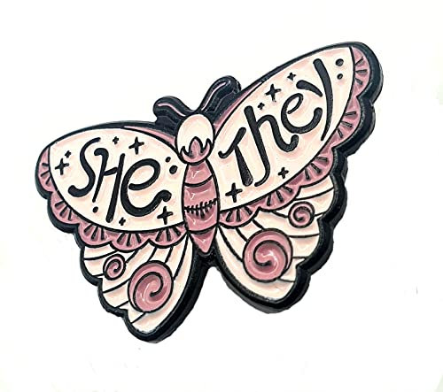 Anstecknadel mit süßem rosa Schmetterling, Metall, Motiv: She/They Pronomen, Metall