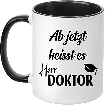 Tassenticker® Ab jetzt heisst es Herr Doktor - beidseitig Bedruckt - Kaffeebecher - Arbeit - Geschenk - Geschenkidee (schwarz)