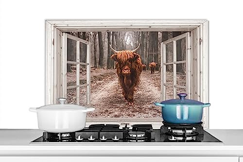 KitchenYeah© Küchenrückwand Platte Spritzschutz Küche Deko Aluminium Platte Wandschutz Küchen Zubehör WandverkleidungDurchsichtige - Schottisches Hochlandrind - Kuh - Fenster - Wald - 90x60 cm