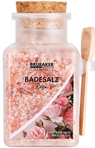 BRUBAKER Badesalz mit Blüten 400 g - Rosen Duft - Badezusatz mit Blütenblättern und natürlichen Extrakten - Wellness Baden für Entspannung, Erholung und Körperpflege mit Holz Messlöffel