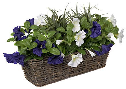 GreenBrokers Künstlicher Blumenkasten aus Rattan mit dunkelvioletten und weißen Petunien