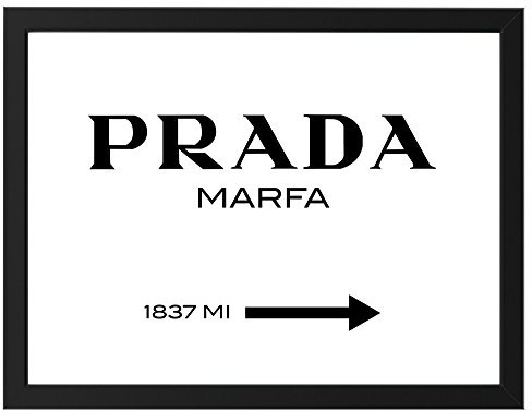 Deqosy Poster Modeschild Wegweiser zum konsumkritischen Marfa Kunstwerk in Texas (Schwarz gerahmt 40 cm x 30 cm)