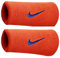 Nike Swoosh Doublewide Wristbands Schweißband aus Baumwolle und Nylon in der Farbe Team Orange-College Navy, N.000.1586.804.OS