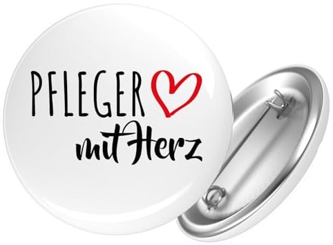 Huuraa Button Pfleger mit Herz Geschenk | Der runde 59-mm-Ansteckbutton mit Motiv und Sicherheitsnadel ist eine kleine Geschenkidee für Jacken und Rucksäcke.