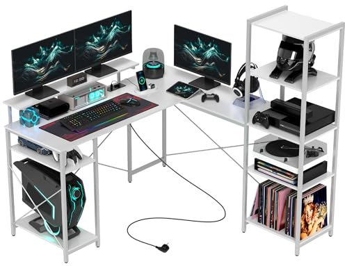 HOMCOM Bureau d'angle en Forme L, Bureau d'ordinateur avec Rangement 137 cm - Prise intégrée, Support d'écran, Support CPU et étagère de Rangement, pour Petit Espace, Blanc