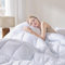 DOWNCOOL Daunenalternative Gesteppte Steppdecke, weiß, leichte Bettdecke oder freistehende Bettdecke mit Eck-Bettdeckenlaschen, Queen-Size-Bett, 224 x 229 cm