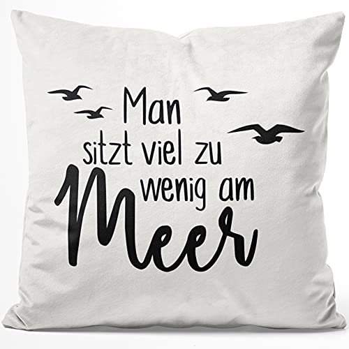 JUNIWORDS Kissen, Man sitzt viel zu wenig am Meer, 40 x 40 cm, Flauschig Samtweich Weich