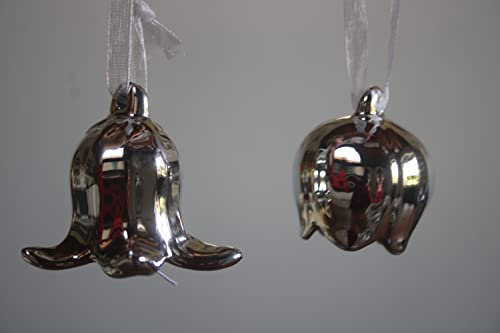 2 Glöckchen aus Keramik, silberfarben, H ca. 5 cm, D 4,5-5,5 cm, Blüten z. Hängen