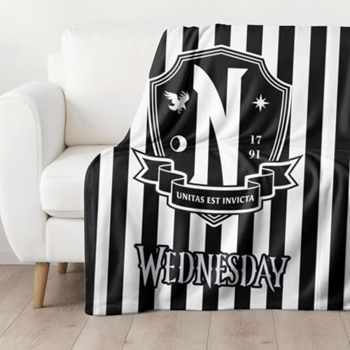 Character World Wednesday Wohn-Decke 130x170 cm ☆ Coral Fleece-Decke Wednesday Addams Fanartikel, Wappen Kuscheldecke für Kinder, Teenager und Erwachsene ☆ Nevermore Geschenke, Wednesday Merch
