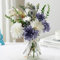 PERFNIQUE Gefälschte Blumen mit Vase, Seide Dahlie Kunstblumen in Vase, Künstlicher Blumenstrauß für Heimdekoration, Blumenarrangement für Esstisch Tafelaufsatz, Boho Blumendekor (Weiß und Blau)