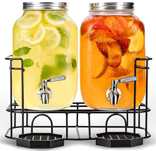 kitchentoolz Getränkespender aus Glas mit Metallständer, Edelstahl-Zapfhahn, Metalldeckel und Abtropfschalen - 2 Gallonen Yorkshire Mason Behälter für Kombucha-Gärung, Eistee und mehr