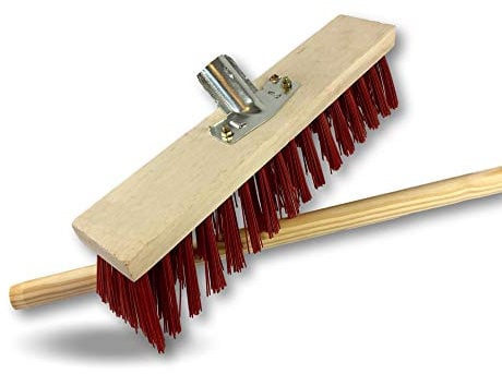 Balai de cantonnier manché | Lot de 3 | Longueur 40 cm | Piste Extérieur | Garnissage Brosse PVC Rouge | Douille métal boulonnée Ø 28 mm | Manche Bois 1,40 mètre | Kibros 2641BMx3