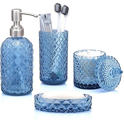 LaMarriti Blaues Badezimmer-Zubehör-Set, 4-teilig, klares Glas, Badezimmer-Zubehör-Set, Lotion-Seifenspender, Zahnbürstenhalter-Set, Seifenschale, Qtip-Halter für Moderne Baddekoration, Hellblau