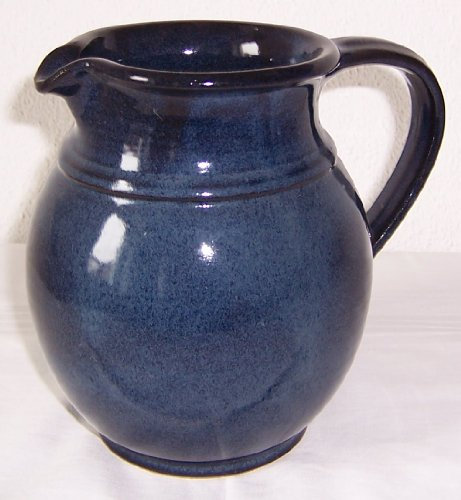 Töpferei Annett Fischer Milchkrug handgetöpfert Höhe 13 cm Volumen ca. 650 ml (Blau)