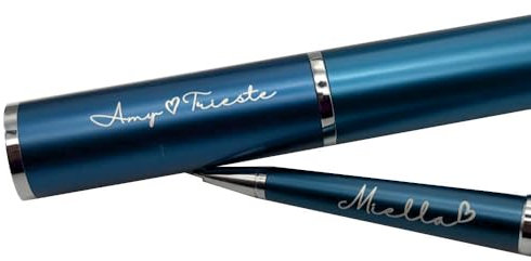 Penna a sfera con custodia cilindrica inclusa, PERSONALIZZABILI con INCISIONE. Disponibile in vari COLORI. Ideale per REGALI aziendali, di laurea, compleanno, natale, occasioni varie. (Blu)
