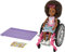 Barbie Chelsea Puppe & Rollstuhl mit beweglichen Rädern, Rampe, Stickerbogen & Zubehör, kleine Puppe mit lockigem braunem Haar
