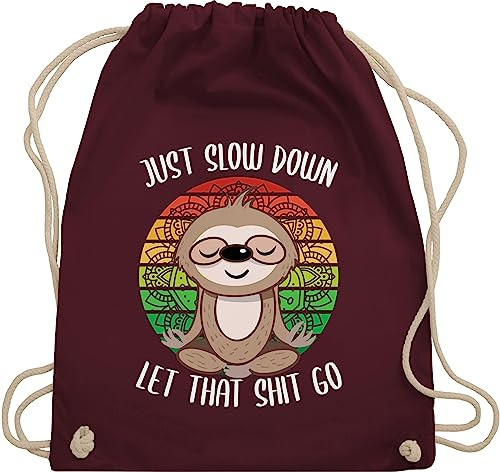 Turnbeutel Rucksack - Yoga und Wellness Geschenk - Just slow down Let that Shit go - Faultier weiß - Unisize - Bordeauxrot - meditation tasche spirituelle sportbeutel joga bags yoga-geschenke