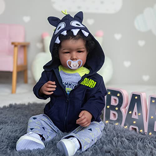 MineeQu 20 Zoll Lockigem Haar so DASS wirklich wiedergeborene Babypuppen echt Aussehen und Sich echt anfühlen. Realistische afroamerikanische Neugeborene Kleinkindjungenpuppen mit dunkelbrauner Haut