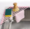 Tomorotec Scolapiatti triangolare compatto, con rivestimento in silicone, per angolo del lavandino, soluzione organizzativa pieghevole in acciaio inox e ripiano portaoggetti, di colore rosa