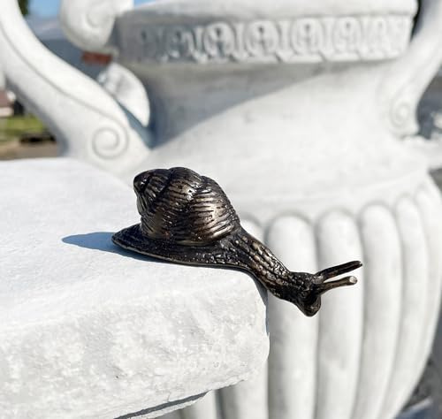 STEINFIGURENWELT GIEBEN Bronzefigur Mini Schnecke gebogen 7cm lang für Kante Dekoration aus Bronze Skulptur Tier Figur Deko Kantensitzer Geschenk Bronzestatue Wetterfest