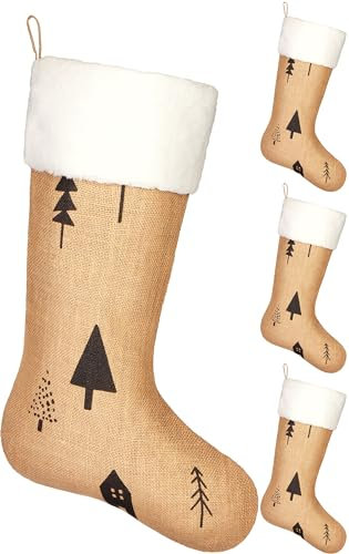 BRUBAKER Großer Weihnachtsstrumpf zum Befüllen und Aufhängen - 52 cm Nikolausstrumpf für Weihnachten und Nikolaus - Weihnachtsdeko Strümpfe Weihnachtssocken aus Jute - Haus im Wald - 4er Set