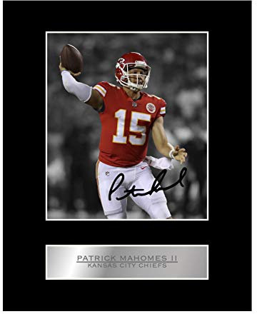 Iconic pics Patrick Mahomes II signiertes Foto mit Passepartout, 25,4 x 20,3 cm, für Wohnzimmer, NFL, Kansas City Chiefs, Modern, Querformat, Matte, 1 Stück