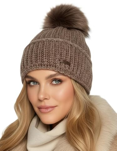Baesics Strickmütze Taupe mit Bommel Classic für Damen & Herren – warme Unisex Wintermütze mit Fleecefutter & Kunstfell Pompon One Size – Beanie Stil