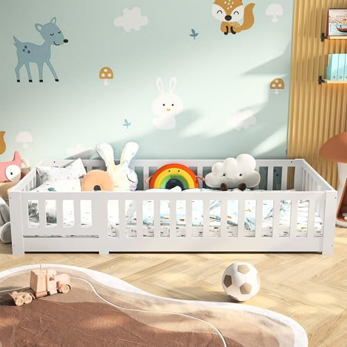 Kinderbett 90x200cm mit Rausfallschutz und Tür Lattenrost, Bodenbett, aus massivem Kiefernholz, weiß lackiert, fiirJungen und Mädchen