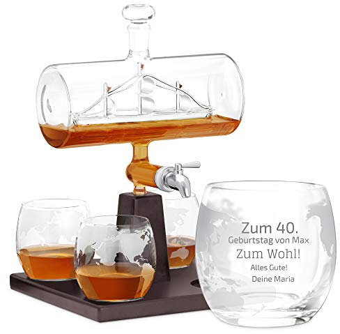 Maverton Whisky Karaffe mit Gravur - Schiff mit Edelstahl-Wasserhahn, 1000 ml - 4er Whiskygläser Set - Whisky Dekanter - Zum Wohl!