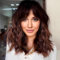Colorfulpanda Perücken Ombre Braun Kurzes Gewellte Haar für Frauen mit Pony Auburn braun mit schwarz Wurzel Haar Natürlich Perücken Synthetische Wig für Party Cosplay Kostüm
