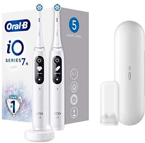 Oral-B iO Series 7 Elektrische Zahnbürste/Electric Toothbrush, Doppelpack mit 2 Aufsteckbürsten, 5 Putzmodi für Zahnpflege, Magnet-Technologie, Display, Reiseetui, white alabaster