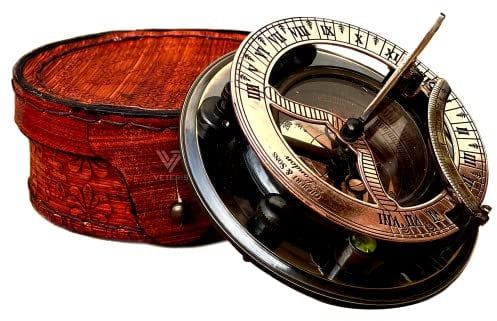 VETERIS Sonnenuhr-Kompass aus Messing mit Ledergehäuse – Gilbert Sonnenuhr Camping/Wandern Steampunk-Zubehör – Antik-Finish – Schön – Sonnenuhr (Antik-Messing-Sonnenuhr)