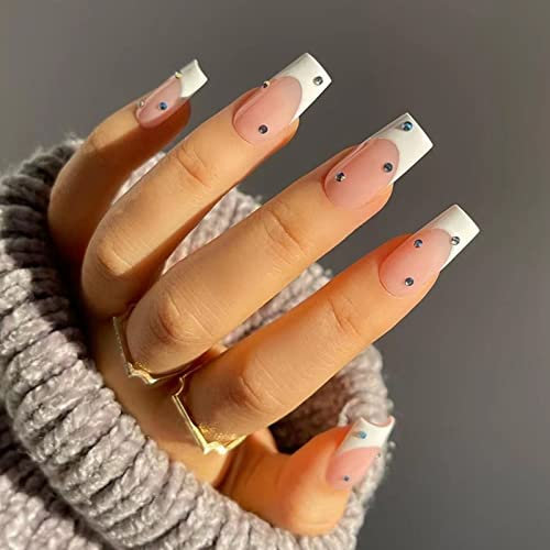 AKOFIC 24 Stück Press on Nails kurz, Sarg French Künstliche Nägel, Nägel Zum Aufkleben mit Nagelkleber, Quadratische Weiße Nude Acryl Fake Nails für Frauen und Mädchen