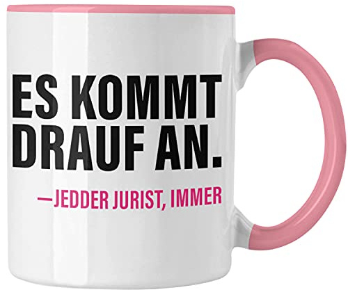 Trendation - Jura Geschenk Tasse mit Spruch für Jurist Juristin Geschenkideen Lustig für Examen Staatsexamen. Es kommt drauf an - jeder jurist immer (Rosa)