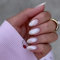 KQueenest Chrome Press On Nails - Glitzer Weiß Nägel zum Aufkleben Kurz, Sparkle Bling Fake Nails Künstliche Fingernägel zum aufkleben Mandel, Glasiert Runde Acryl Nägel für Frauen, 24 Stück