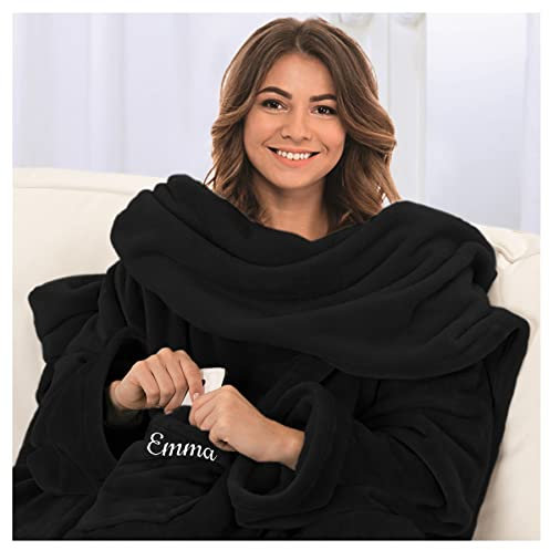 Kuscheldecke mit Ärmeln - Bestickt mit Namen oder Wunschtext - 150 x 180 cm - extra Flauschige Ärmeldecke - gemütliche Wohndecke - personalisiertes Geschenk für Männer und Frauen Farbe: schwarz